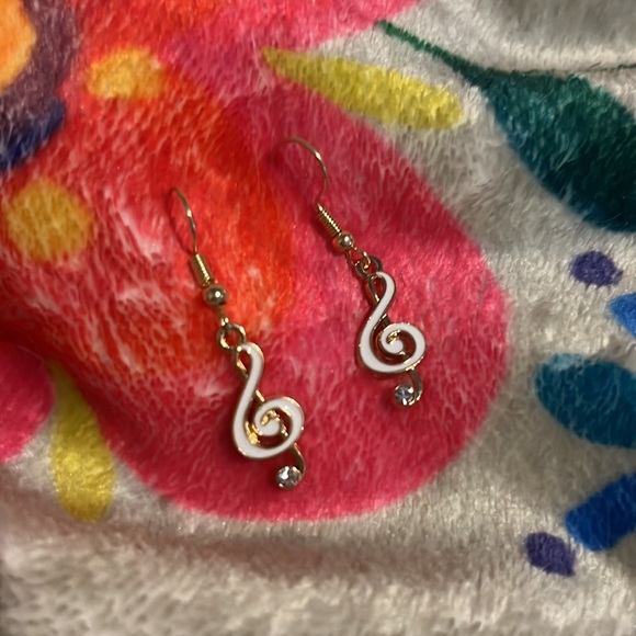 Treble clef music earrings hypoallergenic white and gold - Picture 4 of 4